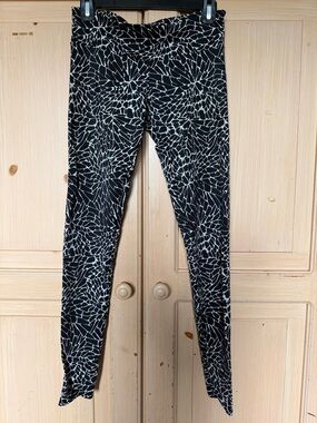 Onzie Black & White Abstract Floral Jeggings